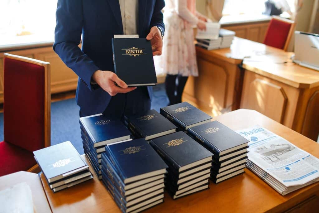 У Верховній Раді сьогодні депутатам роздавали Біблію