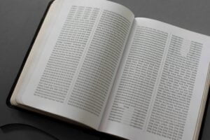 Художники створили проєкт під назвою Bible The – всі слова в Біблії розставлені в алфавітному порядку