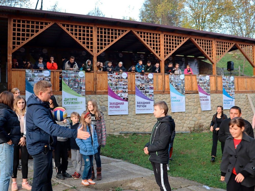 Церква «Христос є відповідь» організувала тур в Карпати для сиріт