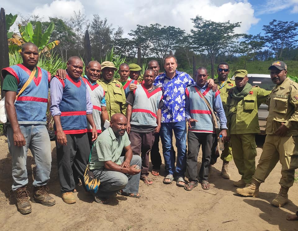 У Папуа Новій Гвінеї місцева церква поповнилася 17 новими членами, яких хрестили