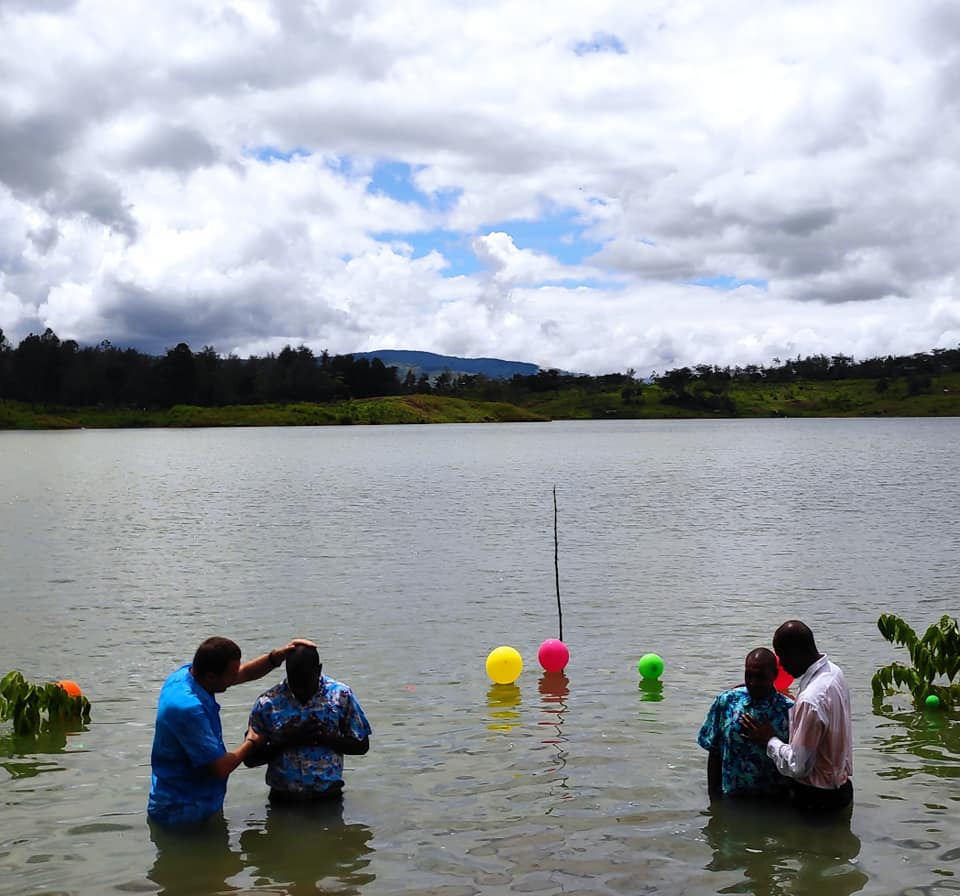 У Папуа Новій Гвінеї місцева церква поповнилася 17 новими членами, яких хрестили