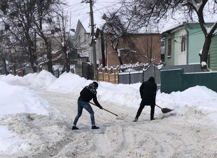 Християнська молодь долучилася до прибирання снігу на вулицях Рівного
