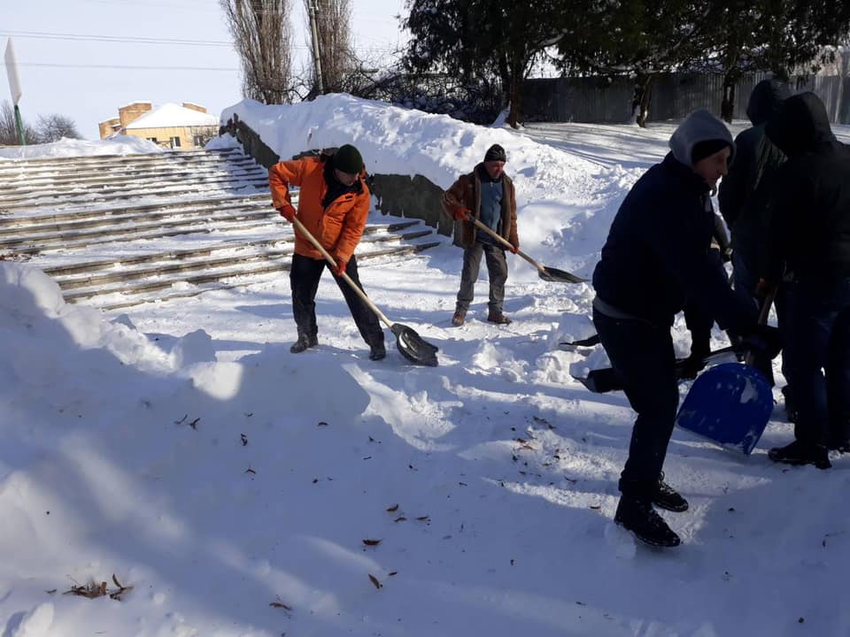 Християнська молодь долучилася до прибирання снігу на вулицях Рівного