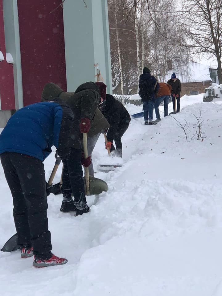 Християнська молодь долучилася до прибирання снігу на вулицях Рівного