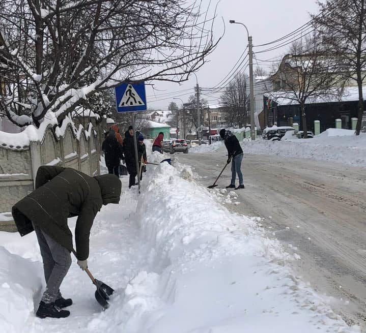 Християнська молодь долучилася до прибирання снігу на вулицях Рівного