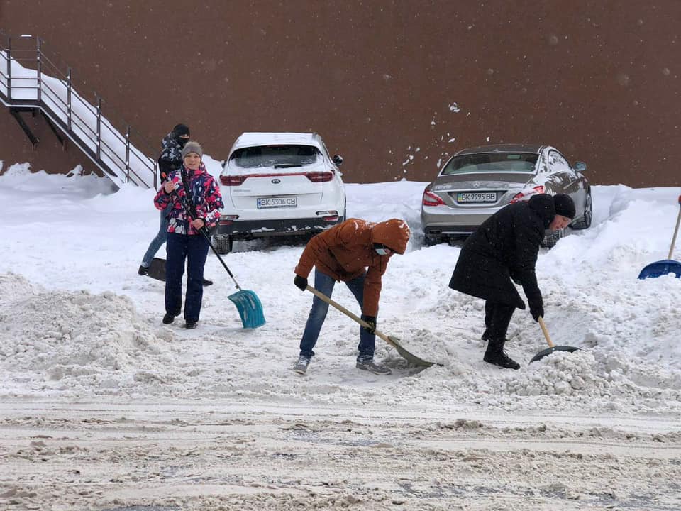 Християнська молодь долучилася до прибирання снігу на вулицях Рівного