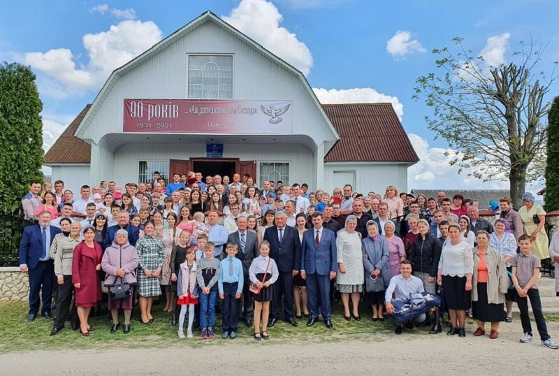 Баптисти на Тернопільщині відсвяткували 90-річчя церкви, а у Запоріжжі обрали нове керівництво