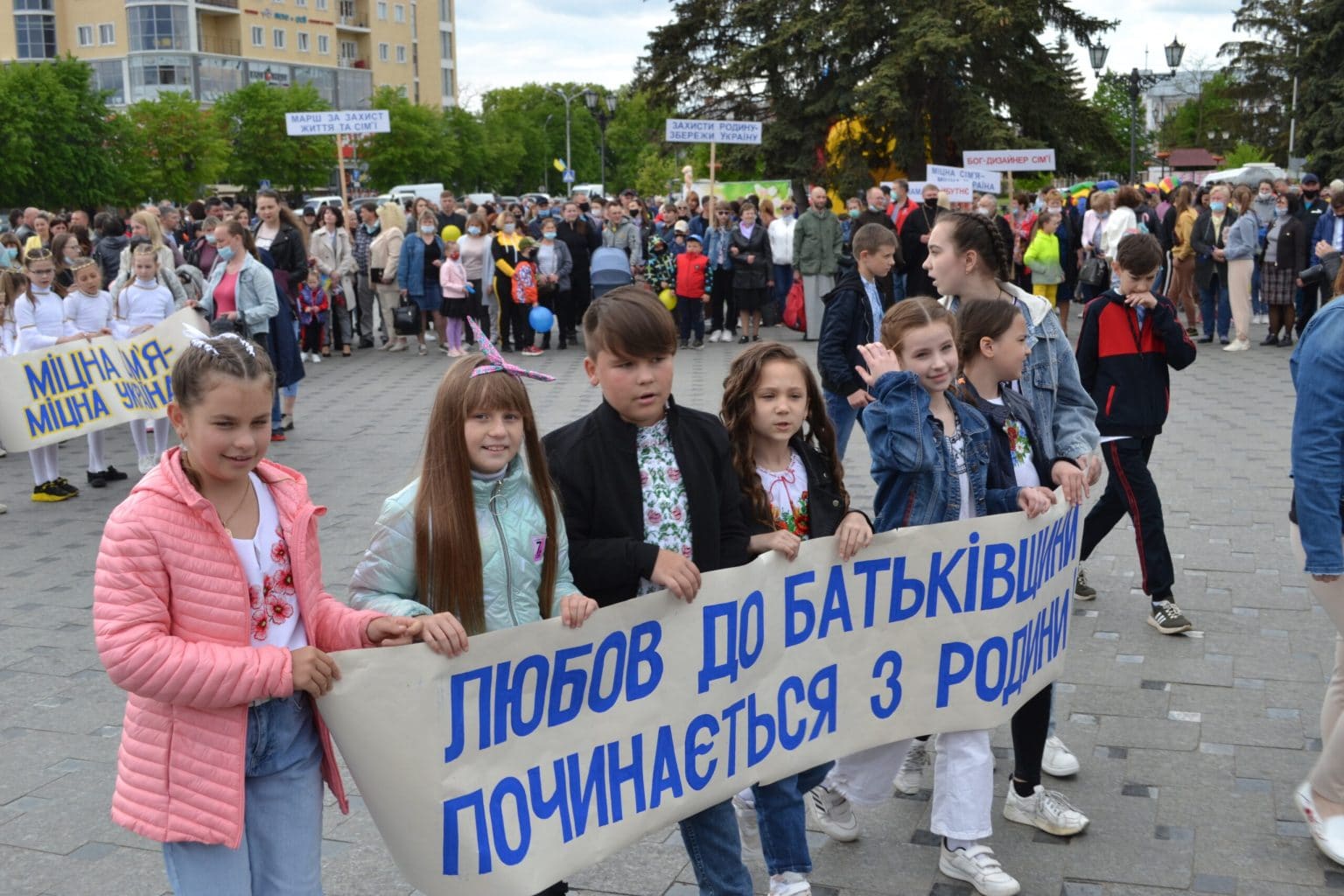 Багатотисячні марші «Всі разом за сім’ю!», фестиваль та концерт: 15-16 травня відбулися просімейні заходи (ФОТО)