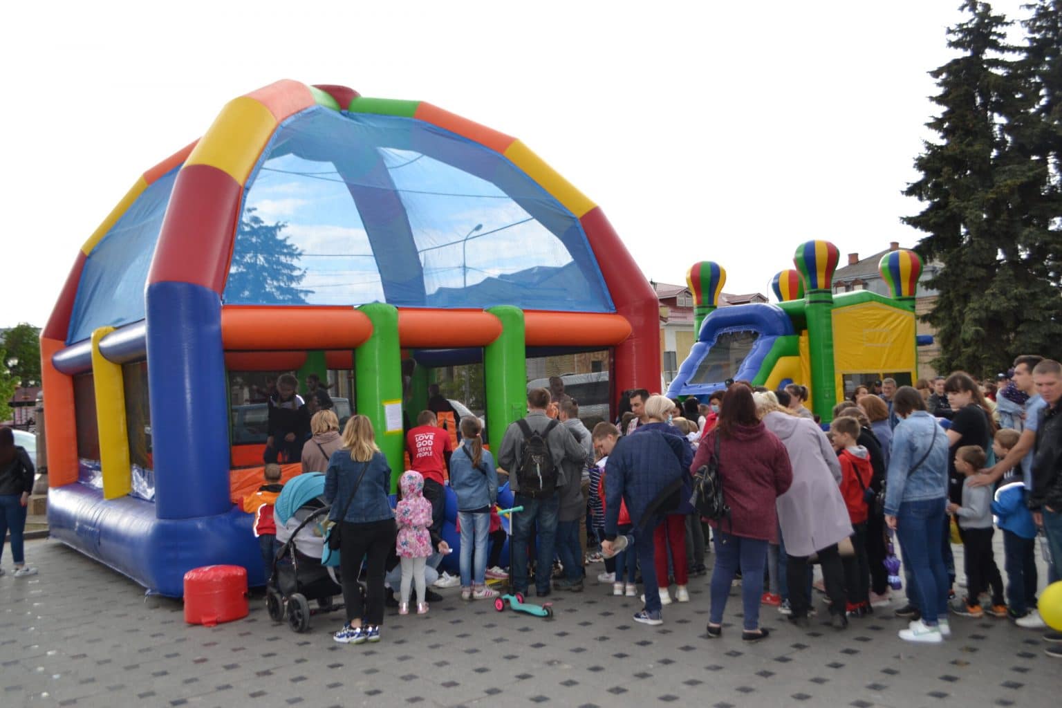 Багатотисячні марші «Всі разом за сім’ю!», фестиваль та концерт: 15-16 травня відбулися просімейні заходи (ФОТО)