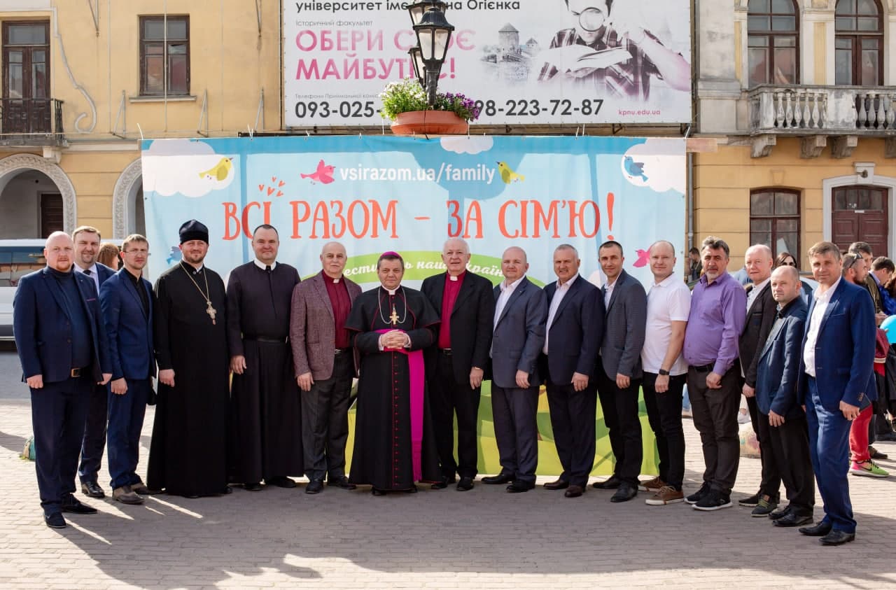 Багатотисячні марші «Всі разом за сім’ю!», фестиваль та концерт: 15-16 травня відбулися просімейні заходи (ФОТО)