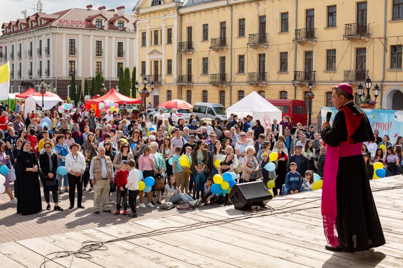Багатотисячні марші «Всі разом за сім’ю!», фестиваль та концерт: 15-16 травня відбулися просімейні заходи (ФОТО)