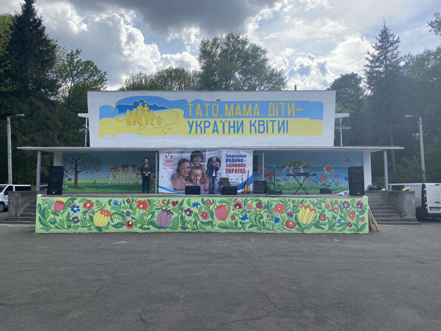 Багатотисячні марші «Всі разом за сім’ю!», фестиваль та концерт: 15-16 травня відбулися просімейні заходи (ФОТО)