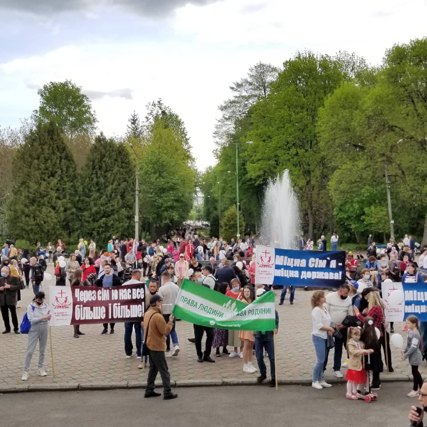 Багатотисячні марші «Всі разом за сім’ю!», фестиваль та концерт: 15-16 травня відбулися просімейні заходи (ФОТО)