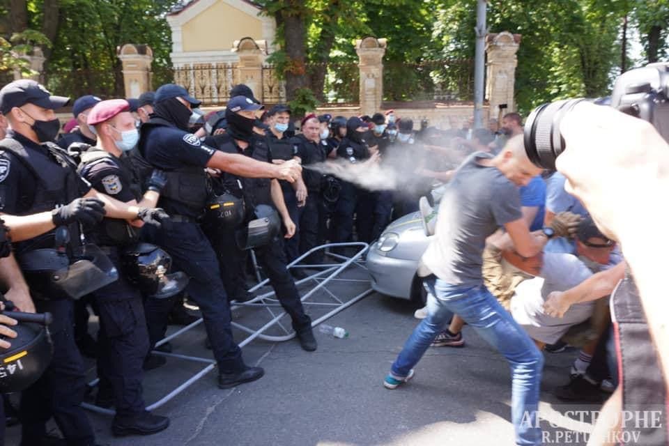 Сутички та розпуста: біля Офісу Президента відбулися просімейна акція та ЛГБТ-рейв