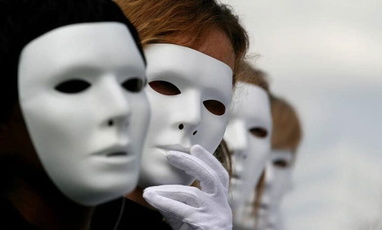 Життя під маскою лицемірство