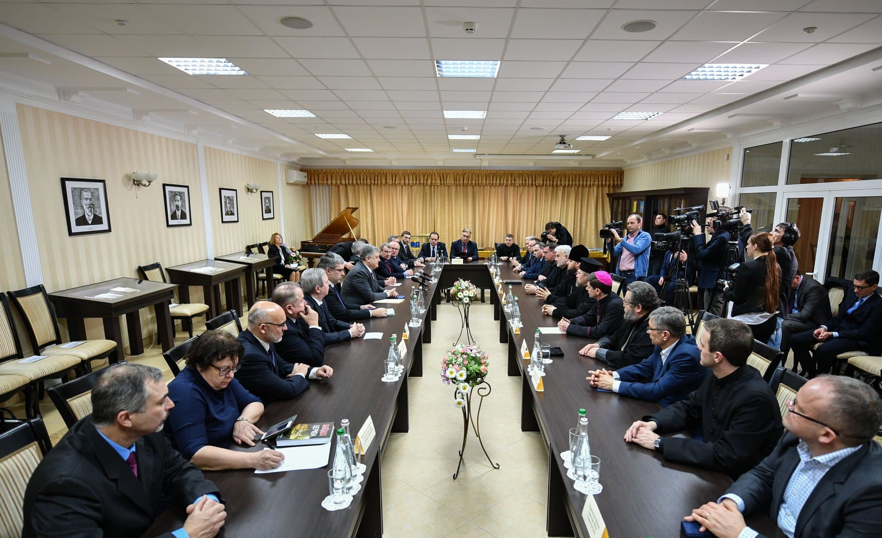 Президент Петро Порошенко долучився до переписування Біблії