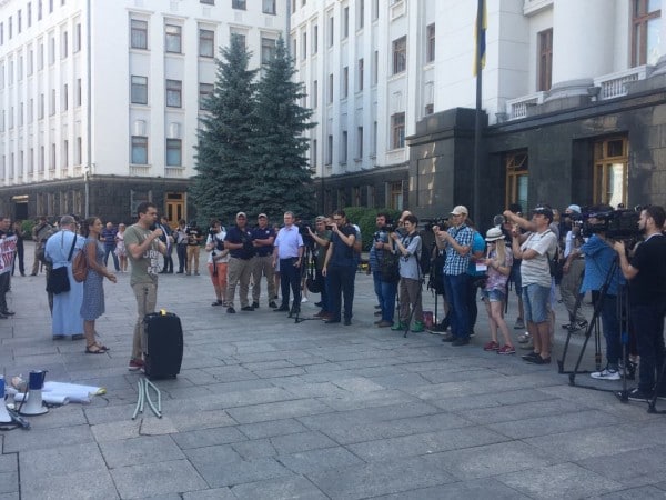 Президенту Зеленському розповіли про гей-парад на крові