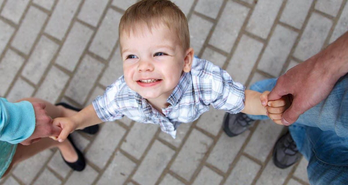 усиновлення