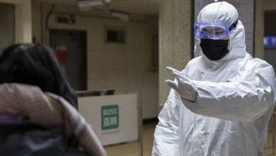 Уряд України збирається скасувати в країні всі масові заходи, у зв’язку з поширенням коронавірусу. Зокрема, введено карантин у Чернівецькій області. У Києві з 6 березня заборонено масові заходи у навчальних закладах. По всьому світу влада активізує заходи з боротьби з поширенням захворювання – закривають або переносять масові заходи, школи йдуть на карантин, церкви скасовують богослужіння тощо. У Південній Кореї закривають церкви на тлі різкого зростання кількості інфікованих коронавірусом. В Італії проходять богослужіння онлайн із закритих для вірян церков, а також достроково закрили карнавал у Венеції. У Віфлеємі та Єрихоні закрили всі церкви, мечеті й навчальні заклади. Враховуючи зазначене, в Україні лише питання часу коли можуть заборонити проводити всі заходи, зокрема і богослужіння в церквах. Не потрібно тут шукати якийсь сакральний мотив чи заговор, це заходи безпеки, які вже випробували на собі інші країни з метою захисту громадян. У зв’язку з можливим введенням обмежень на відвідування богослужінь в храмах в інфопросторі з’явилася бурхлива реакція християн. Вірні поділилися на дві основні групи, які дивляться на це потенційне обмеження по різному. Перша група вважає: Обмеження збиратися для здійснення служіння Богу – це неприпустима вимога з боку влади, яка конфліктує з сумлінням та переконаннями християн. У зв’язку з цим, потрібно 100% ходити на богослужіння, бо Святе Письмо (Дії 4:19 «А Петро та Іван у відповідь сказали їм: Розсудіть, чи справедливо перед Богом більше слухати вас, аніж Бога?») та Соціальне вчення Церкви вчить: не підкорятися владним структурам, якщо ті вимагають того, що суперечить заповідям Бога! А збиратися по двоє чи по троє в Ім’я Христове – це заповідь (Матв. 18:20), яку ніхто не може змусити порушувати твердих християн. Тому, краще збиратися у спільноту в т.ч. для того, щоб боротися з епідемією коронавірусу через віру та молитву до Бога! Друга група вважає: Потрібно підкоритися владі, адже це мудра та відповідальна поведінка, зумовлена певними обставинами задля безпеки християн та оточуючих людей. Вони теж апелюють до Святого Письма, зокрема: Матв. 4 та Лук. 4 вказують на спокусу Христа дияволом (щодо пропозиції кинутися з крила Храму в низ та сподіватися на те, що Бог збереже ангелами від загибелі), історія з якою чітко демонструє, що Христос вважав спокусою Бога безвідповідально наражати себе на небезпеку, апелюючи до зобов’язань Бога берегти таку людину… Одним словом, як каже народна мудрість: «Береженого – Бог береже!» Між цими групами розв’язалися цілі баталії, в т.ч. і під градусом – «а хто ж духовніший?» Одні апелюють до того, що раніше правителі зверталися до Церкви та просили про молитовний захист від тих чи інших бід… А зараз правителі говорять навпаки: "Не моліться, бо ваші спільні молитви призведуть лише до того, що збільшать, а не зменшать епідемію вірусу…" Відчуваєте РІЗНИЦЮ? А хто винен в такому ставленні до Церкви? Чи ті безбожники у владі, які не вірять у силу молитов святих? Чи Церква, яка не переконала на конкретних прикладах про свою ексклюзивну роль у цьому світі, не демонструвала явно силу Божу, яка може чудесним способом зупиняти ту чи іншу проблему? Адже раніше, були випадки, коли навіть БЕЗБОЖНИКИ зверталися до церкви за допомогою в скрутні для держави часи… Отже, що ж сталося? Керманичі стали більш жорстокосердними до Бога, чи Церква давно втратила свою внутрішню сіль, а відтак і авторитет? Мені здається: що ДРУГА причина визначальніша щодо такої реакції світських чиновників… ЩО Ж РОБИТИ? Рішення приймати кожному християнину перед Богом та своїм сумлінням, а головний вибір доведеться робити пасторам, які будуть направляти свої пастви... Головне, щоб ті християни, які всупереч рішенням влади підуть в зібрання святих (на служіння Церкви) робили це не по причині нерозумного та безвідповідального фанатизму, а, дійсно, лише за одкровенням Бога (якщо таке істинно буде), як прояв Віри! А ті, хто проявляє послух владі, щоб робили це, дійсно, як мудрий, відповідальний, усвідомлений крок, а не як просто бездумне прогинання під цей світ! Тож, хай Бог дасть мудрості усім, як чинити в цій ситуації, а українців благословить міцним здоров’ям! Пишіть, коментуйте, опонуйте!