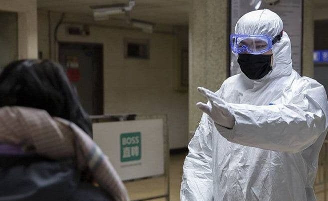 Уряд України збирається скасувати в країні всі масові заходи, у зв’язку з поширенням коронавірусу. Зокрема, введено карантин у Чернівецькій області. У Києві з 6 березня заборонено масові заходи у навчальних закладах. По всьому світу влада активізує заходи з боротьби з поширенням захворювання – закривають або переносять масові заходи, школи йдуть на карантин, церкви скасовують богослужіння тощо. У Південній Кореї закривають церкви на тлі різкого зростання кількості інфікованих коронавірусом. В Італії проходять богослужіння онлайн із закритих для вірян церков, а також достроково закрили карнавал у Венеції. У Віфлеємі та Єрихоні закрили всі церкви, мечеті й навчальні заклади. Враховуючи зазначене, в Україні лише питання часу коли можуть заборонити проводити всі заходи, зокрема і богослужіння в церквах. Не потрібно тут шукати якийсь сакральний мотив чи заговор, це заходи безпеки, які вже випробували на собі інші країни з метою захисту громадян. У зв’язку з можливим введенням обмежень на відвідування богослужінь в храмах в інфопросторі з’явилася бурхлива реакція християн. Вірні поділилися на дві основні групи, які дивляться на це потенційне обмеження по різному. Перша група вважає: Обмеження збиратися для здійснення служіння Богу – це неприпустима вимога з боку влади, яка конфліктує з сумлінням та переконаннями християн. У зв’язку з цим, потрібно 100% ходити на богослужіння, бо Святе Письмо (Дії 4:19 «А Петро та Іван у відповідь сказали їм: Розсудіть, чи справедливо перед Богом більше слухати вас, аніж Бога?») та Соціальне вчення Церкви вчить: не підкорятися владним структурам, якщо ті вимагають того, що суперечить заповідям Бога! А збиратися по двоє чи по троє в Ім’я Христове – це заповідь (Матв. 18:20), яку ніхто не може змусити порушувати твердих християн. Тому, краще збиратися у спільноту в т.ч. для того, щоб боротися з епідемією коронавірусу через віру та молитву до Бога! Друга група вважає: Потрібно підкоритися владі, адже це мудра та відповідальна поведінка, зумовлена певними обставинами задля безпеки християн та оточуючих людей. Вони теж апелюють до Святого Письма, зокрема: Матв. 4 та Лук. 4 вказують на спокусу Христа дияволом (щодо пропозиції кинутися з крила Храму в низ та сподіватися на те, що Бог збереже ангелами від загибелі), історія з якою чітко демонструє, що Христос вважав спокусою Бога безвідповідально наражати себе на небезпеку, апелюючи до зобов’язань Бога берегти таку людину… Одним словом, як каже народна мудрість: «Береженого – Бог береже!» Між цими групами розв’язалися цілі баталії, в т.ч. і під градусом – «а хто ж духовніший?» Одні апелюють до того, що раніше правителі зверталися до Церкви та просили про молитовний захист від тих чи інших бід… А зараз правителі говорять навпаки: "Не моліться, бо ваші спільні молитви призведуть лише до того, що збільшать, а не зменшать епідемію вірусу…" Відчуваєте РІЗНИЦЮ? А хто винен в такому ставленні до Церкви? Чи ті безбожники у владі, які не вірять у силу молитов святих? Чи Церква, яка не переконала на конкретних прикладах про свою ексклюзивну роль у цьому світі, не демонструвала явно силу Божу, яка може чудесним способом зупиняти ту чи іншу проблему? Адже раніше, були випадки, коли навіть БЕЗБОЖНИКИ зверталися до церкви за допомогою в скрутні для держави часи… Отже, що ж сталося? Керманичі стали більш жорстокосердними до Бога, чи Церква давно втратила свою внутрішню сіль, а відтак і авторитет? Мені здається: що ДРУГА причина визначальніша щодо такої реакції світських чиновників… ЩО Ж РОБИТИ? Рішення приймати кожному християнину перед Богом та своїм сумлінням, а головний вибір доведеться робити пасторам, які будуть направляти свої пастви... Головне, щоб ті християни, які всупереч рішенням влади підуть в зібрання святих (на служіння Церкви) робили це не по причині нерозумного та безвідповідального фанатизму, а, дійсно, лише за одкровенням Бога (якщо таке істинно буде), як прояв Віри! А ті, хто проявляє послух владі, щоб робили це, дійсно, як мудрий, відповідальний, усвідомлений крок, а не як просто бездумне прогинання під цей світ! Тож, хай Бог дасть мудрості усім, як чинити в цій ситуації, а українців благословить міцним здоров’ям! Пишіть, коментуйте, опонуйте!