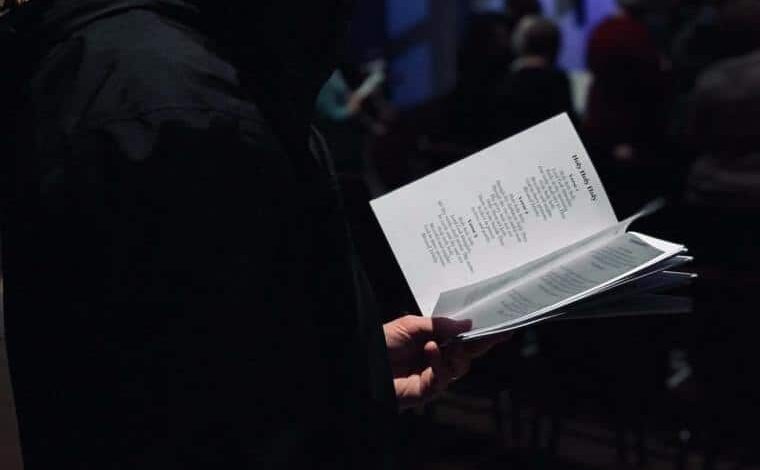 співати в церквах