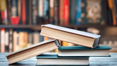 читають книги