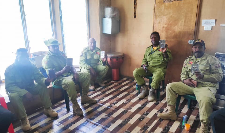 У Папуа Новій Гвінеї місцева церква поповнилася 17 новими членами, яких хрестили