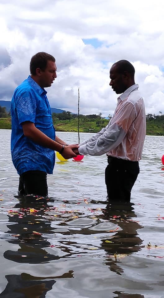 У Папуа Новій Гвінеї місцева церква поповнилася 17 новими членами, яких хрестили