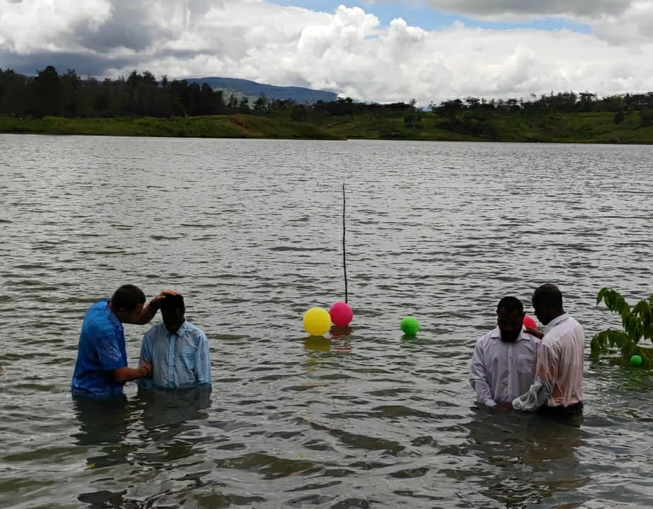 У Папуа Новій Гвінеї місцева церква поповнилася 17 новими членами, яких хрестили