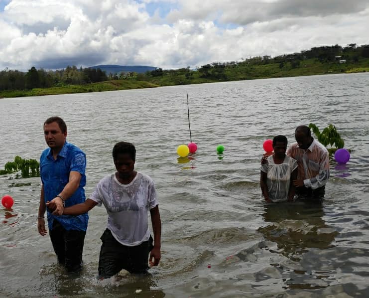 У Папуа Новій Гвінеї місцева церква поповнилася 17 новими членами, яких хрестили