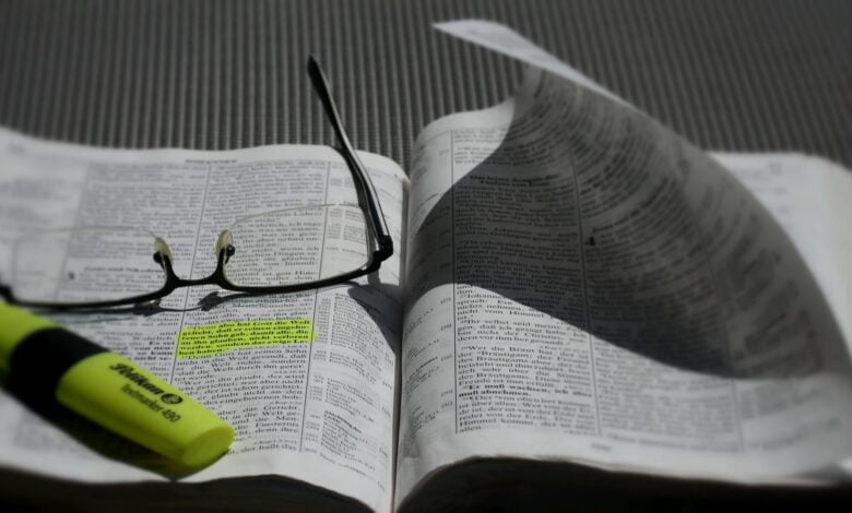 читати Біблію