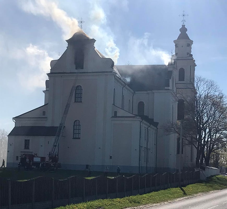 Пожежа у Будславському костелі: у Білорусі загорівся храм