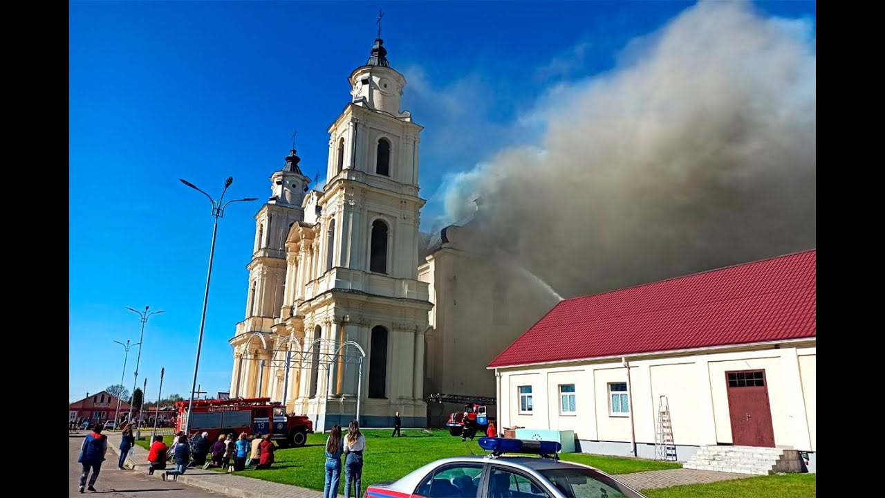 Пожежа у Будславському костелі: у Білорусі загорівся храм