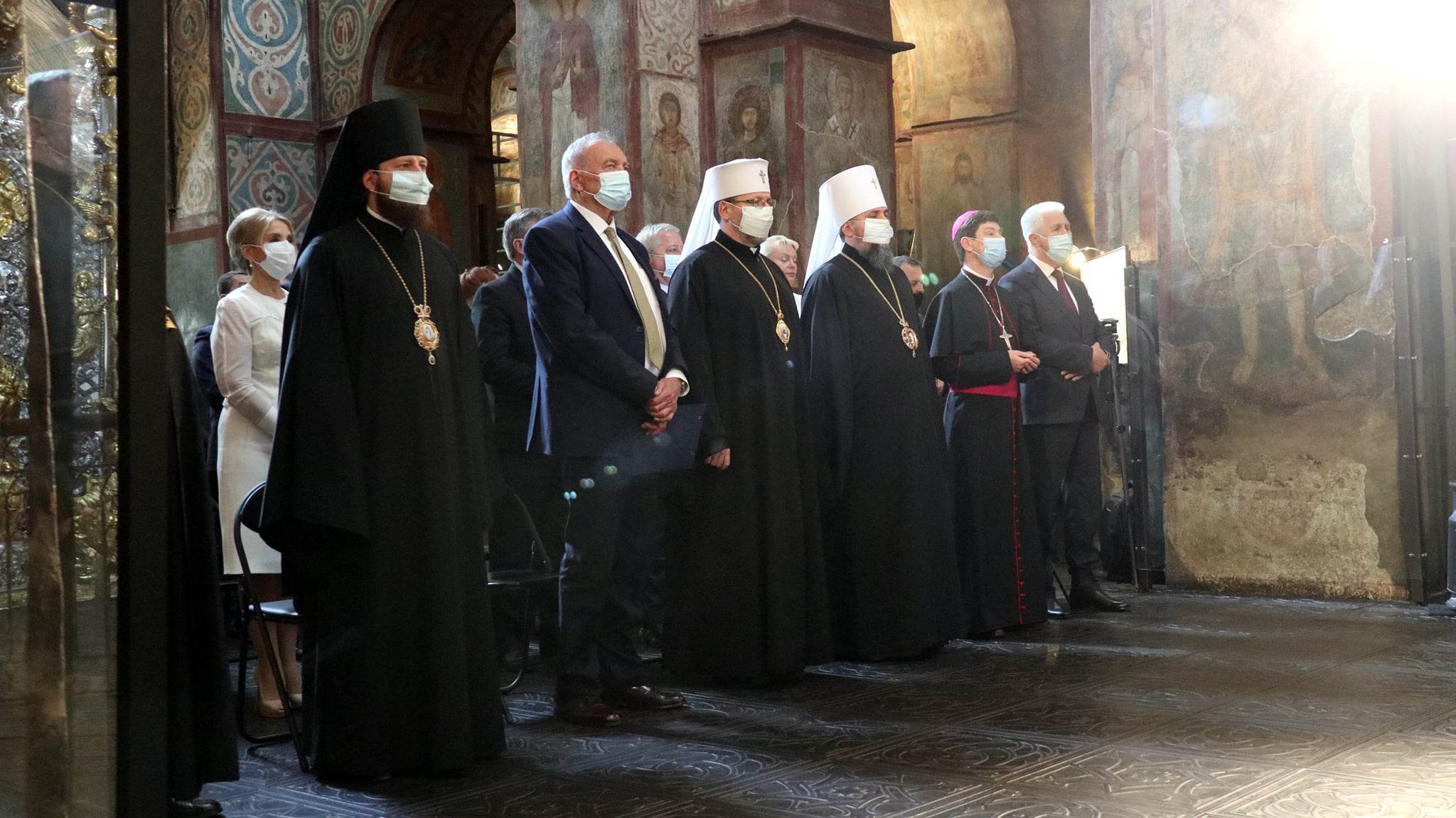 Найбільша рукописна книга в Україні та понад 30 000 учасників: 7 червня у Софії Київській презентували Рукописну Біблію