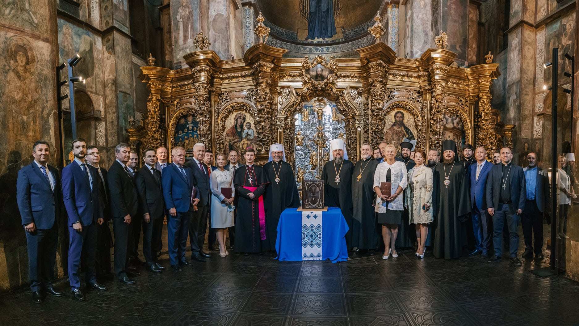 Найбільша рукописна книга в Україні та понад 30 000 учасників: 7 червня у Софії Київській презентували Рукописну Біблію