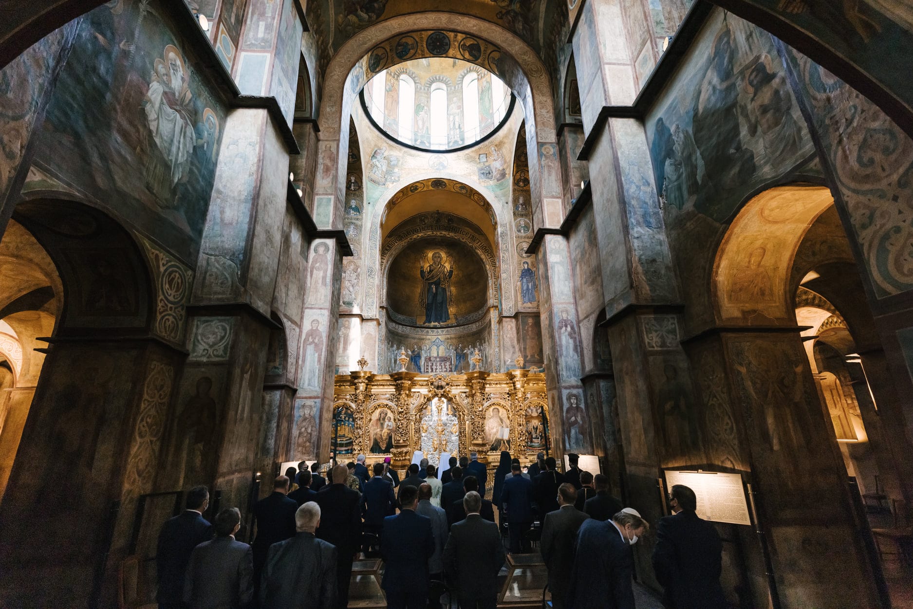 Найбільша рукописна книга в Україні та понад 30 000 учасників: 7 червня у Софії Київській презентували Рукописну Біблію