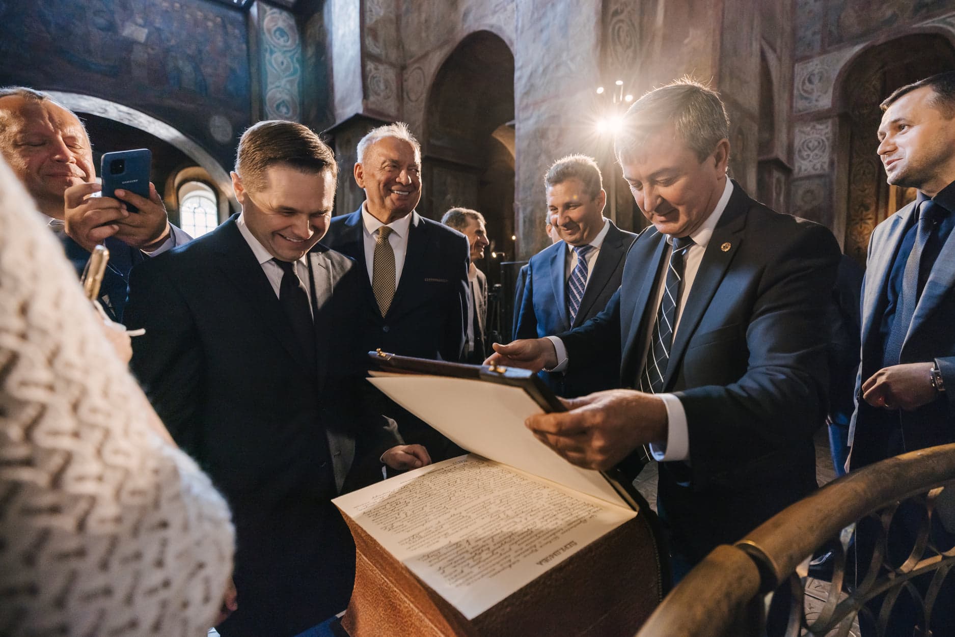 Найбільша рукописна книга в Україні та понад 30 000 учасників: 7 червня у Софії Київській презентували Рукописну Біблію