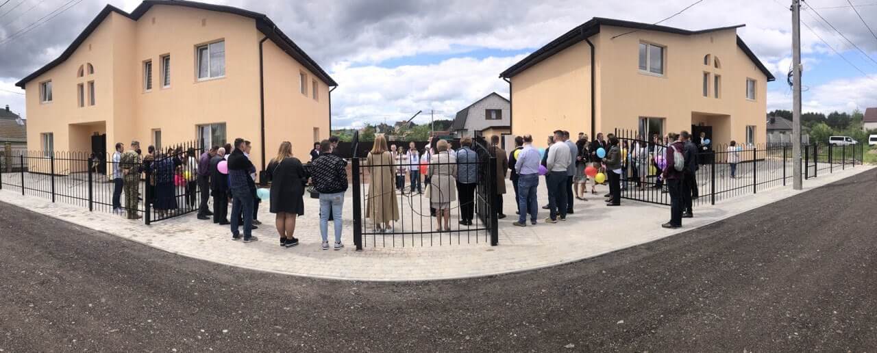 Урочистий захід у Житомирі: на початку червня відкрили 2 будинки сімейного типу