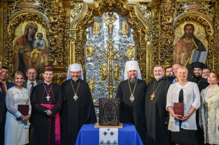 Найбільша рукописна книга в Україні та понад 30 000 учасників: 7 червня у Софії Київській презентували Рукописну Біблію