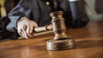 ставити суддями