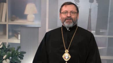 обстоює правду