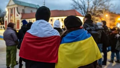 приймати біженців