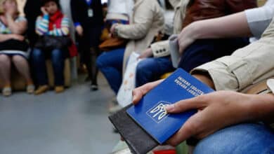 виїжджати за кордон