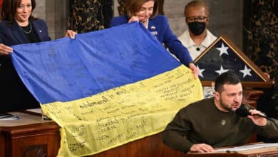 захищати Україну