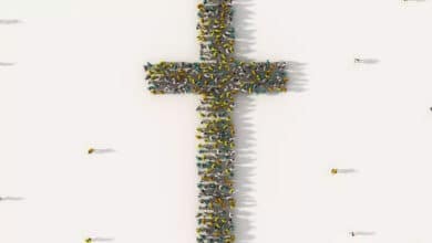 вірить у християнство