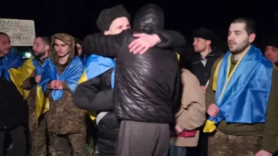 Звільнені українські військові повертаються додому