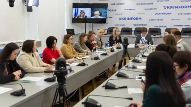 Заступниця міністра Катерина Павліченко виступає на круглому столі щодо гендерної рівності;