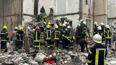 Рятувальники працюють на місці обвалу будинку в Одесі, спричиненого атакою дрона.