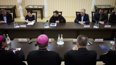 олодимир Зеленський на зустрічі з представниками християнських церков, обговорює роль військових капеланів у підтримці військовослужбовців.