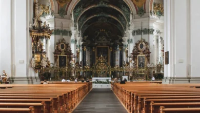 вихід із церкви у Швейцарії